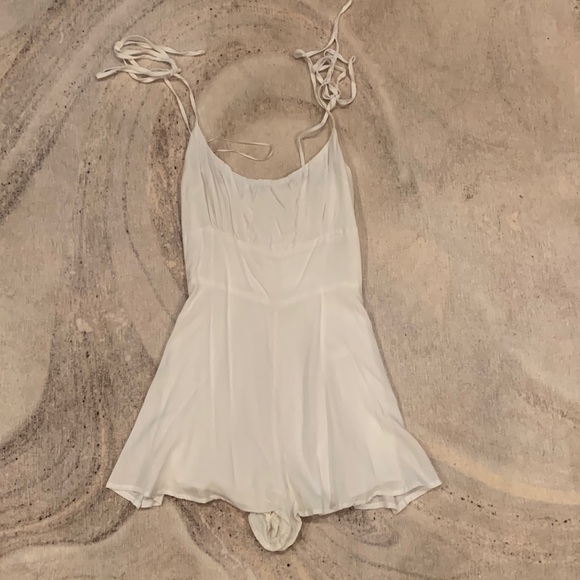 Urban Outfitters Cassidy Ruched tie-shoulder romper in white size XS - Picture 4 of 6